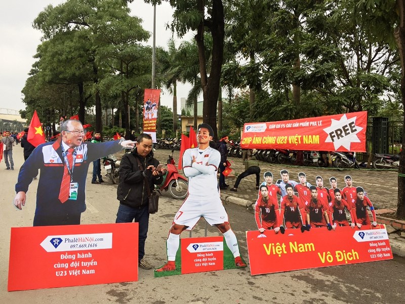 Xe cẩu, xe tải chở người hâm mộ đổ về khách sạn